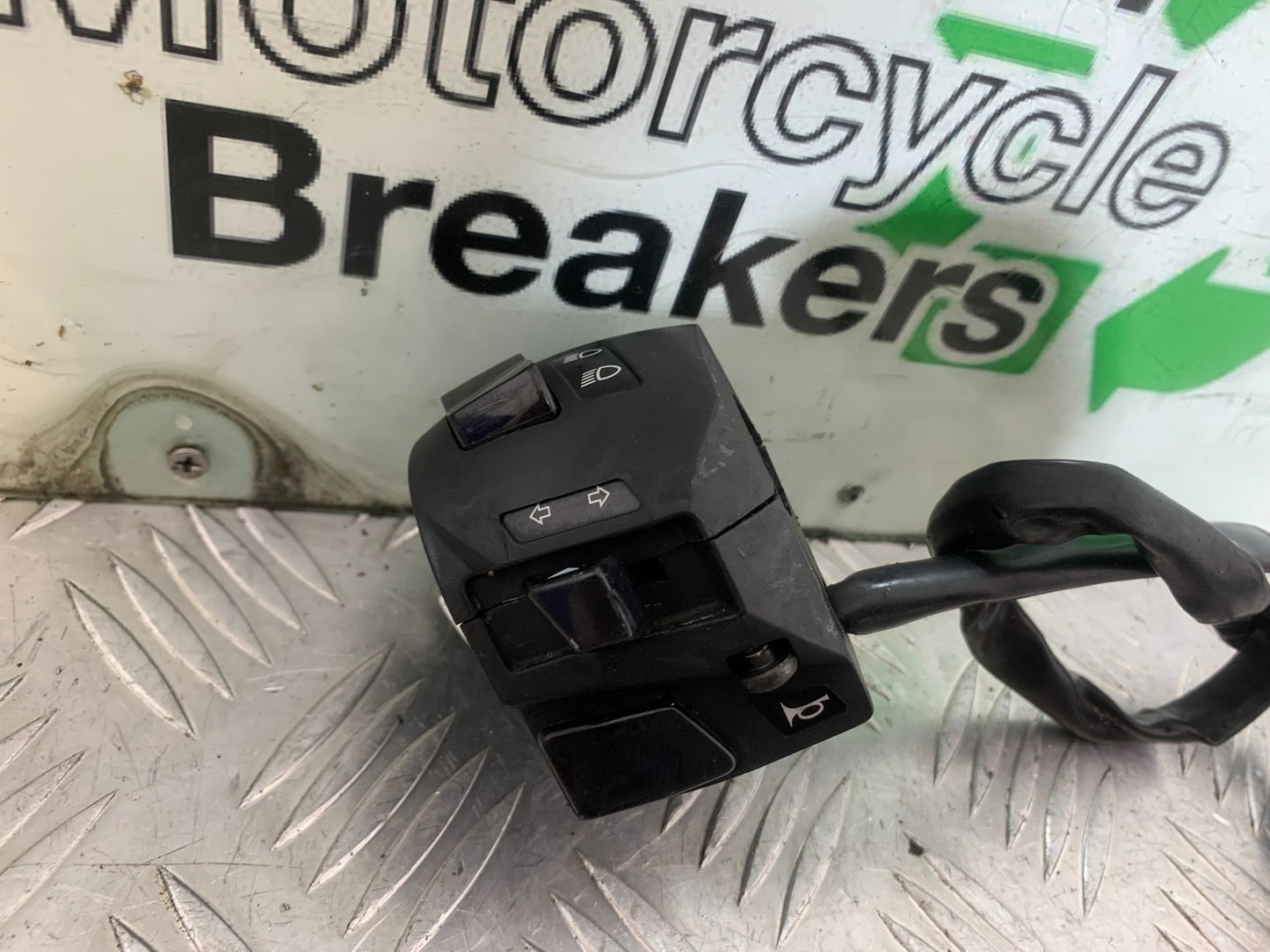 KTM 690 DUKE R LC4 LEFT SWITCH GEAR YEAR 2012-2015  (CMB1180)