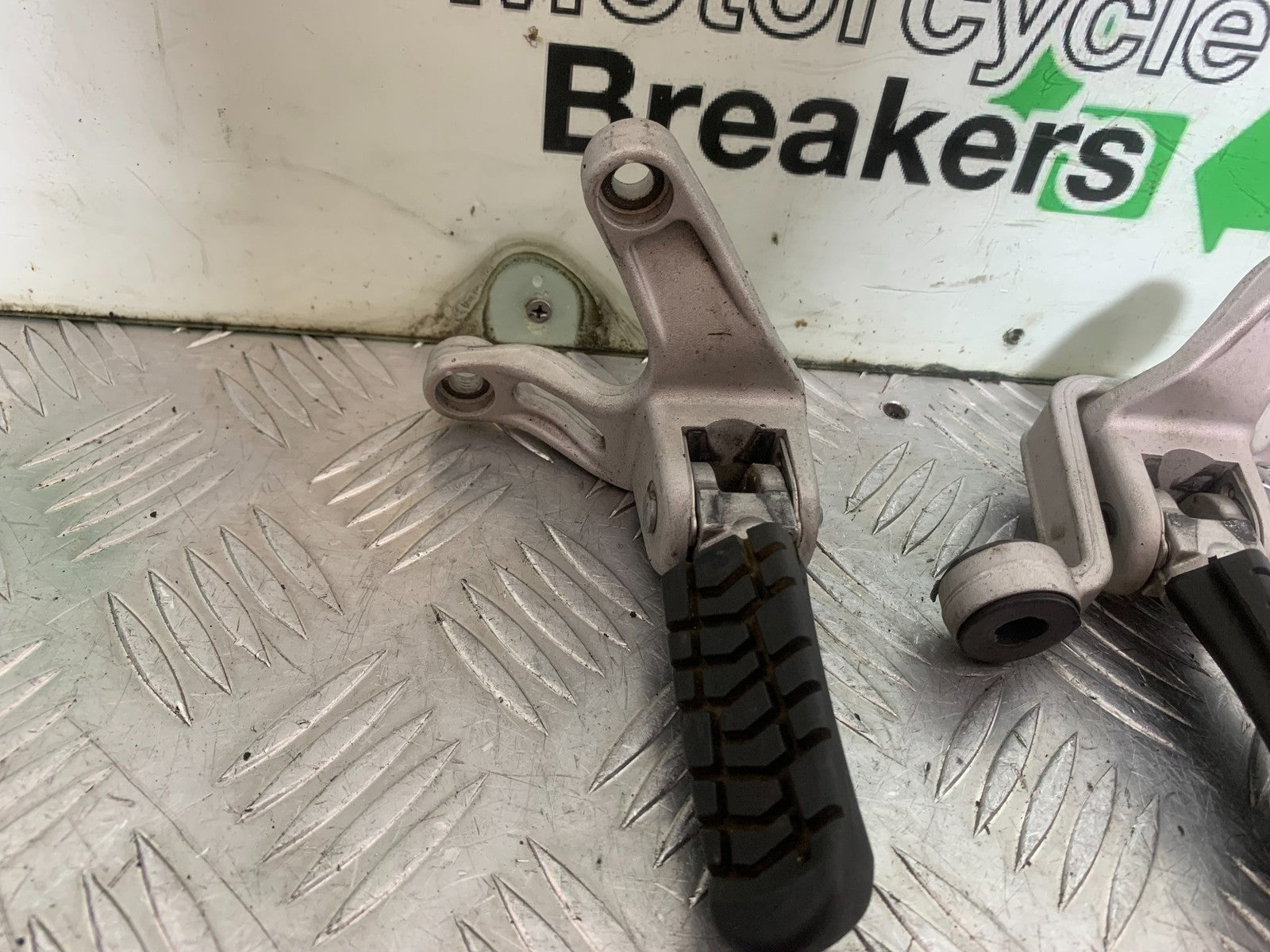 KTM 690 DUKE R LC4 REAR HANGERS AND PEGS YEAR 2012-2015  (CMB1180)