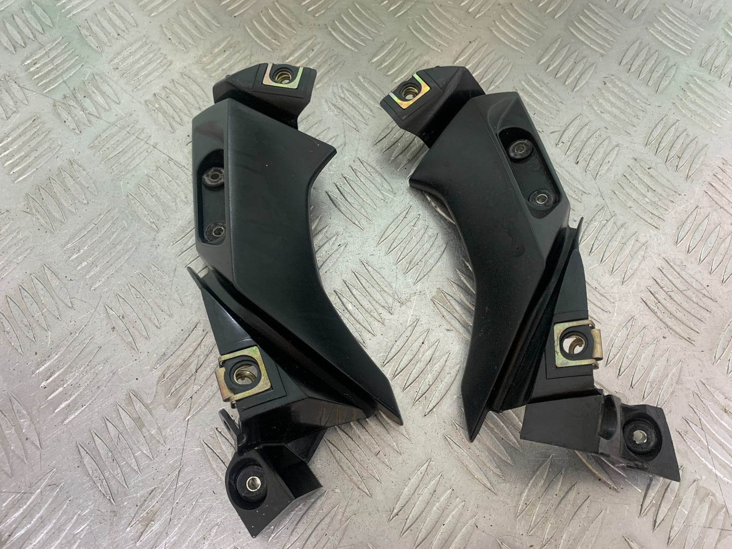 YAMAHA YZF R1 LEFT AND RIGHT INFILL PANELS  YEAR 2004-2006 (CMB1155)