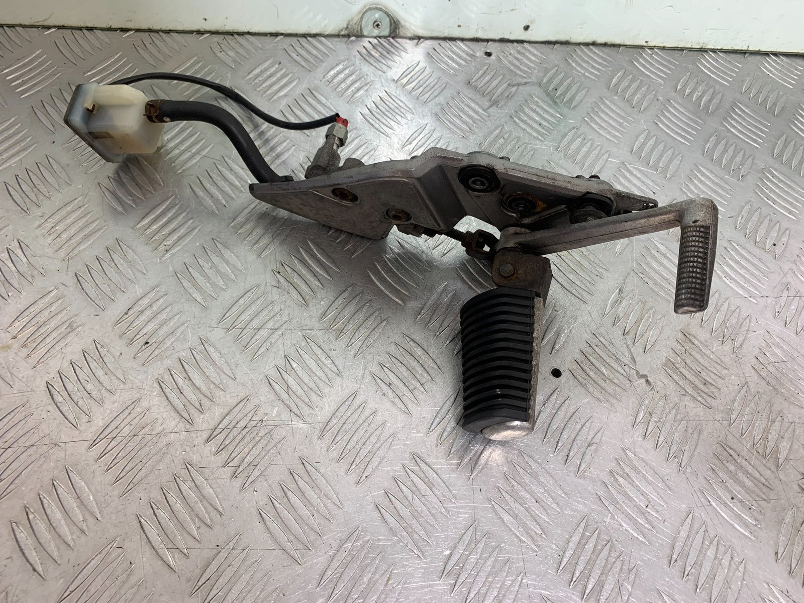 SUZUKI GSF1200 GSF 1200 BANDIT FRONT RIGHT HANGER   YEAR 2001-2004 (CMB1188)