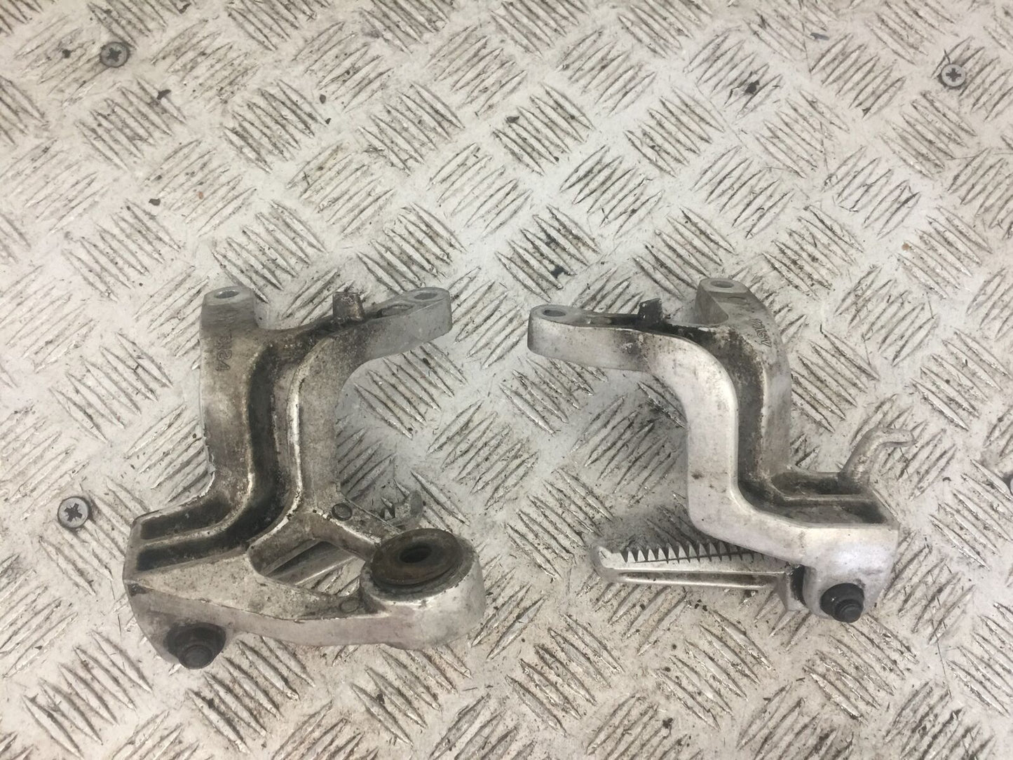 YAMAHA YZF1000 YZF 1000 THUNDERACE REAR HANGERS AND PEGS  YEAR 1996 (STOCK  777)