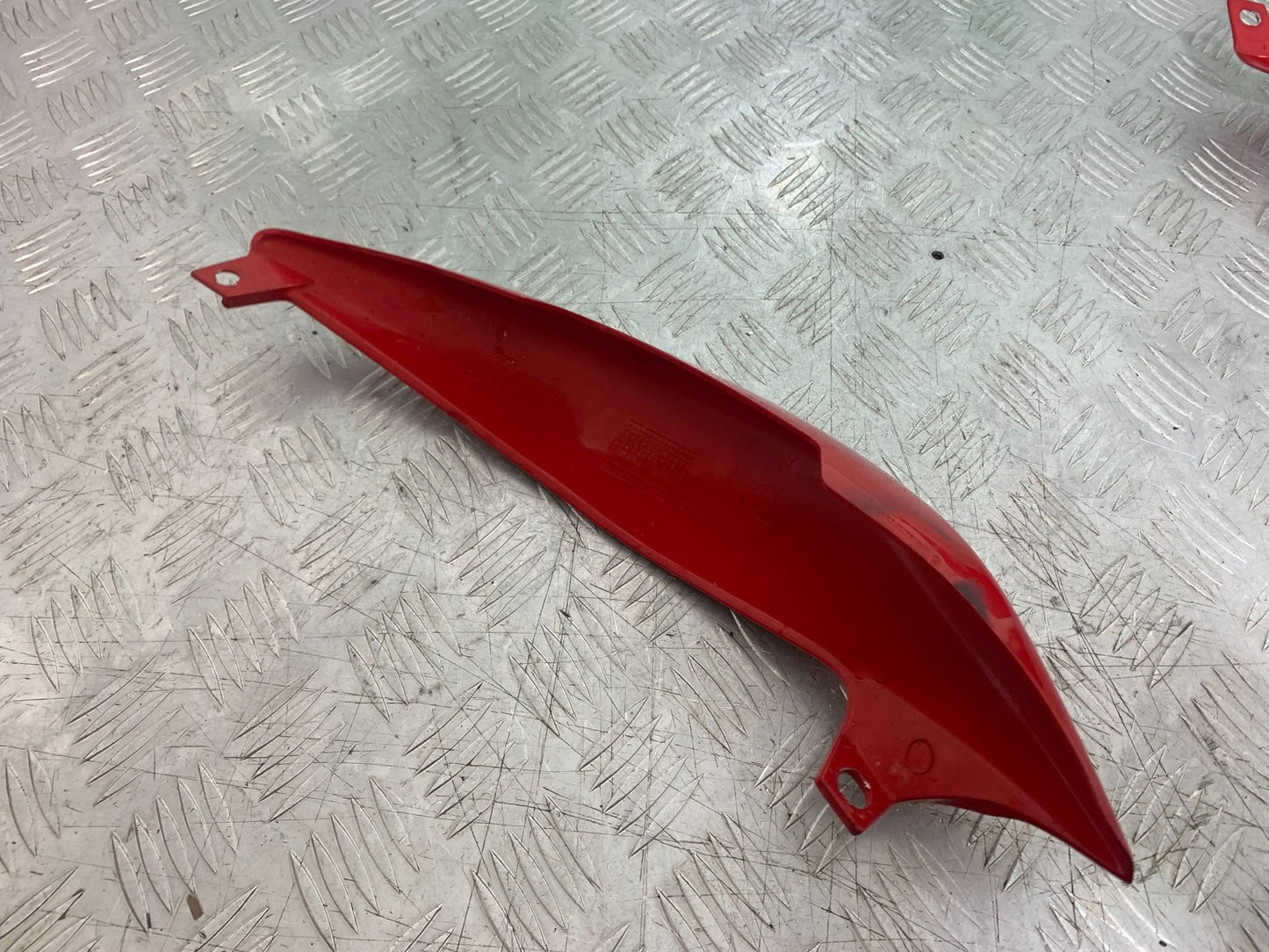 TRIUMPH 675 STREET TRIPLE R RIGHT SEAT PANEL YEAR 2013 - 2016 (CMB1221)