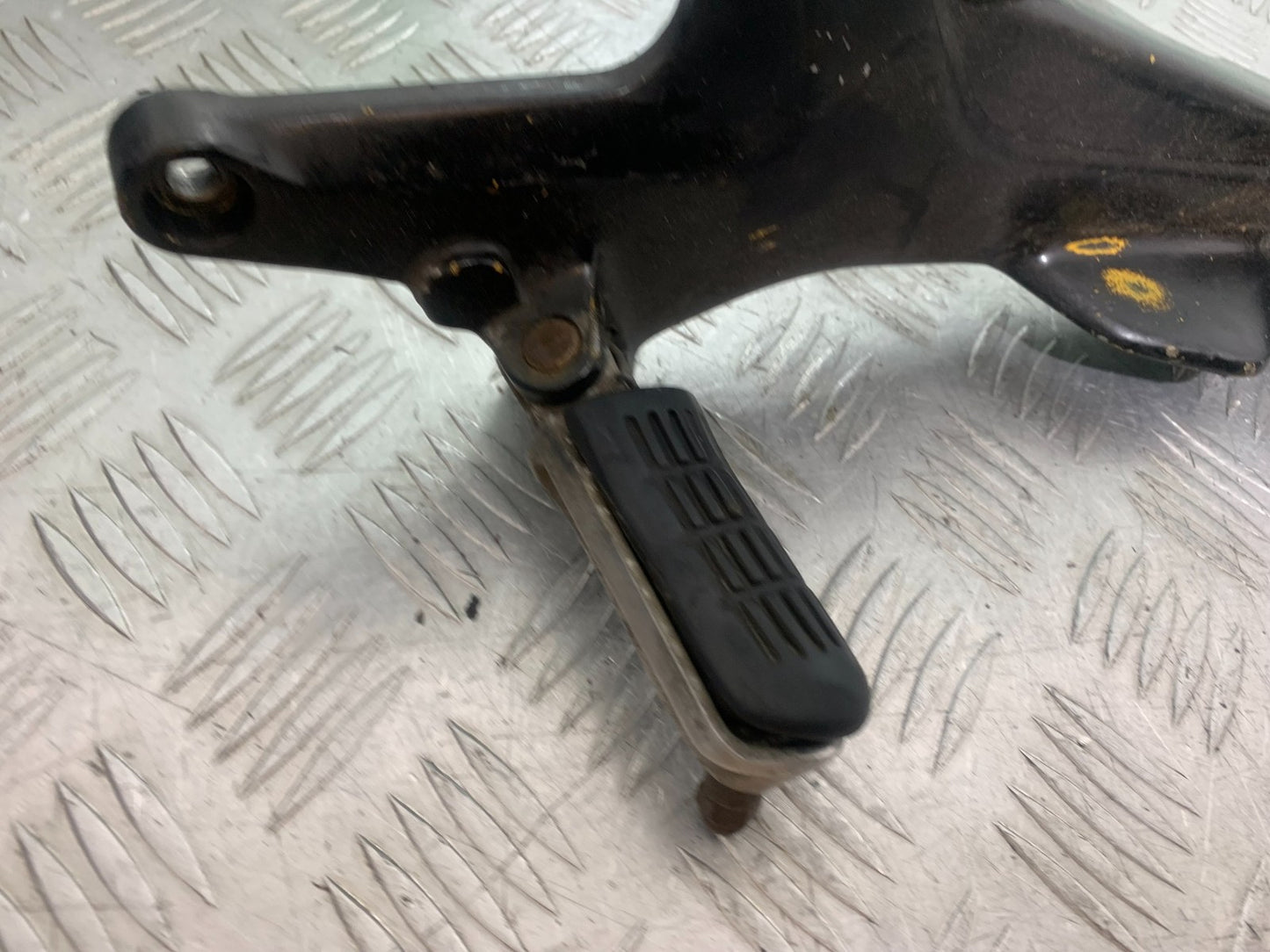HONDA CBF600 CBF 600 LEFT HANGER AND PEGS  YEAR 2004-07  (CMB1305)