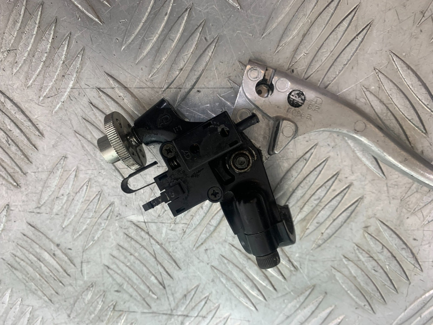 KAWASAKI ZX9R ZX9 E1 CLUTCH LEVER AND BRACKET   YEAR 2000-01 (CMB1171)