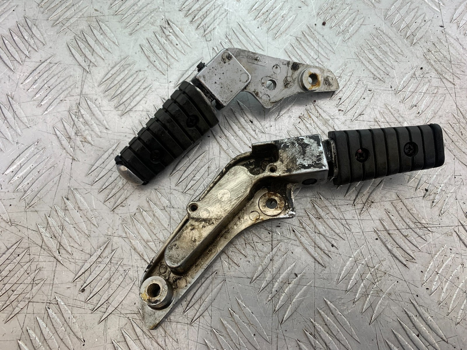 YAMAHA XV1100 XV 1100 VIRAGO REAR HANGERS AND PEGS   1990-1999 (CMB1243)