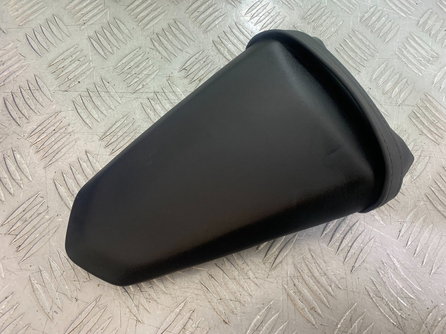 YAMAHA YZF R7 REAR SEAT  YEAR 2022-2025 (CMB1255)