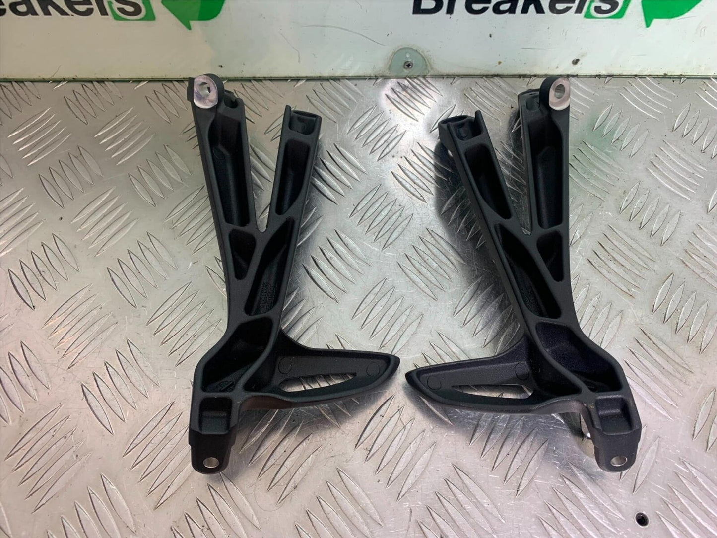 TRIUMPH 675 STREET TRIPLE REAR FOOTREST HANGERS   YEAR 2013-17 CMB1029)