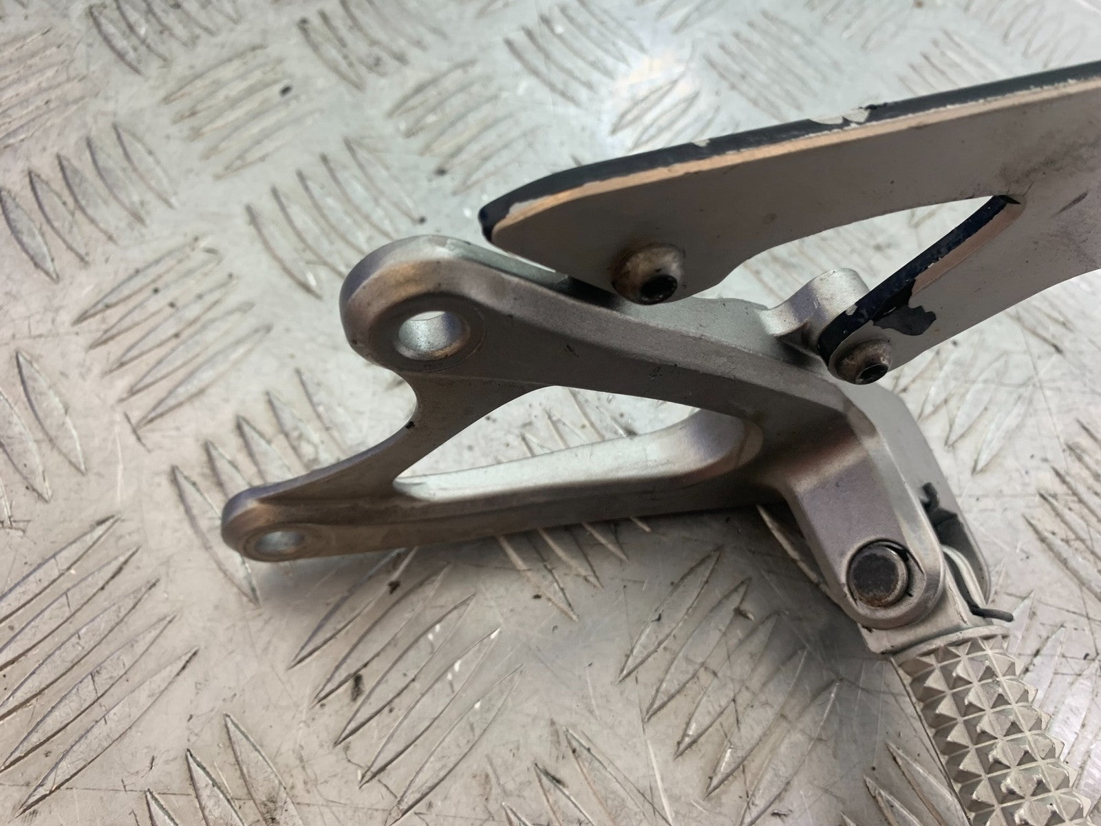 YAMAHA YZF R1 14 B BIG BANG FRONT LEFT HANGER   2009-14 (CMB1175)