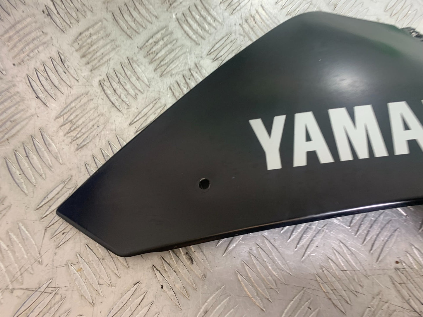 YAMAHA YZF R1 14 B BIG BANG RIGHT LOWER FAIRING PANEL   2009-14 (CMB1175)
