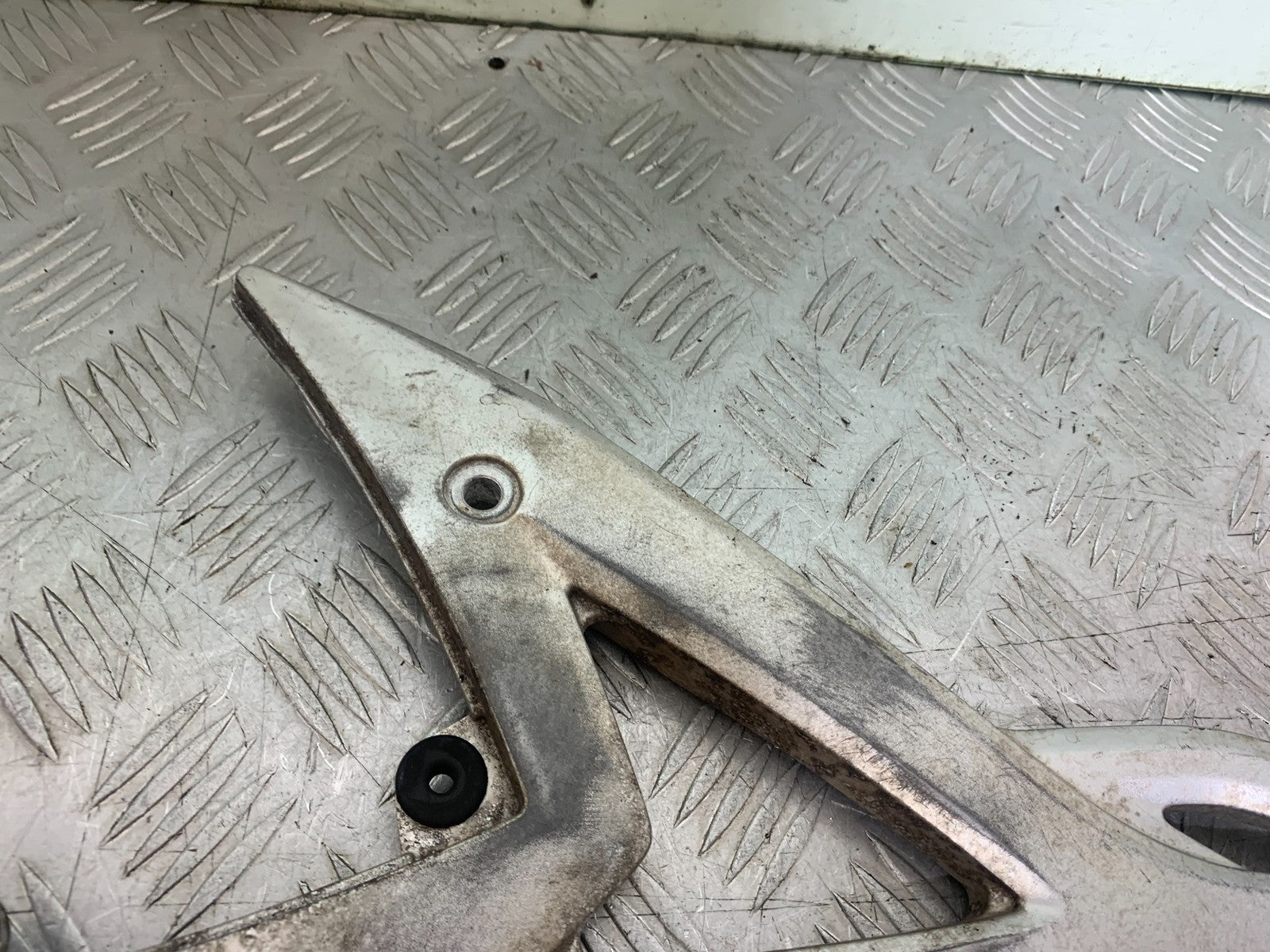 KAWASAKI ER6 F ER6F LEFT HANGER AND PEGS   YEAR 2005-2008 (CMB1277)
