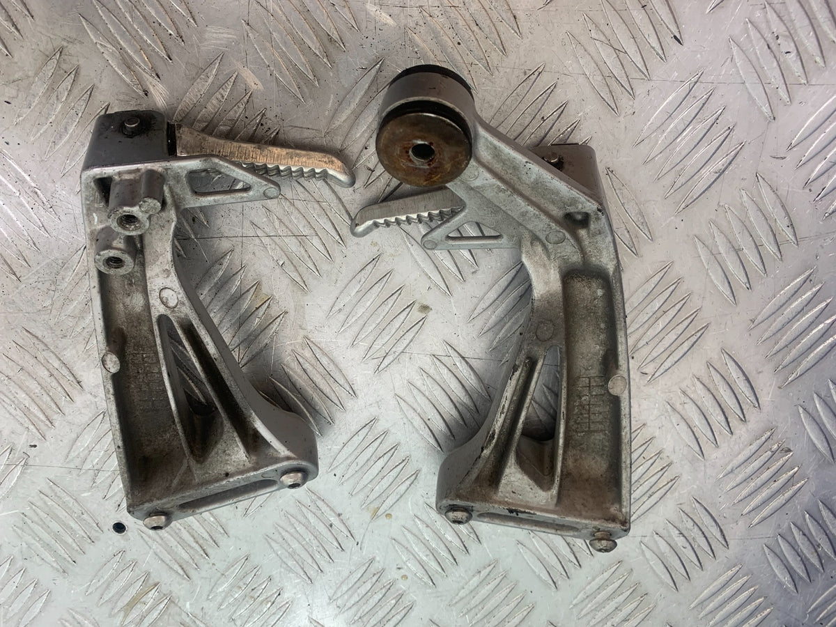 SUZUKI SV650 SV 650 mk1 REAR HANGERS AND PEGS   YEAR 1999-2002 (CMB1160)