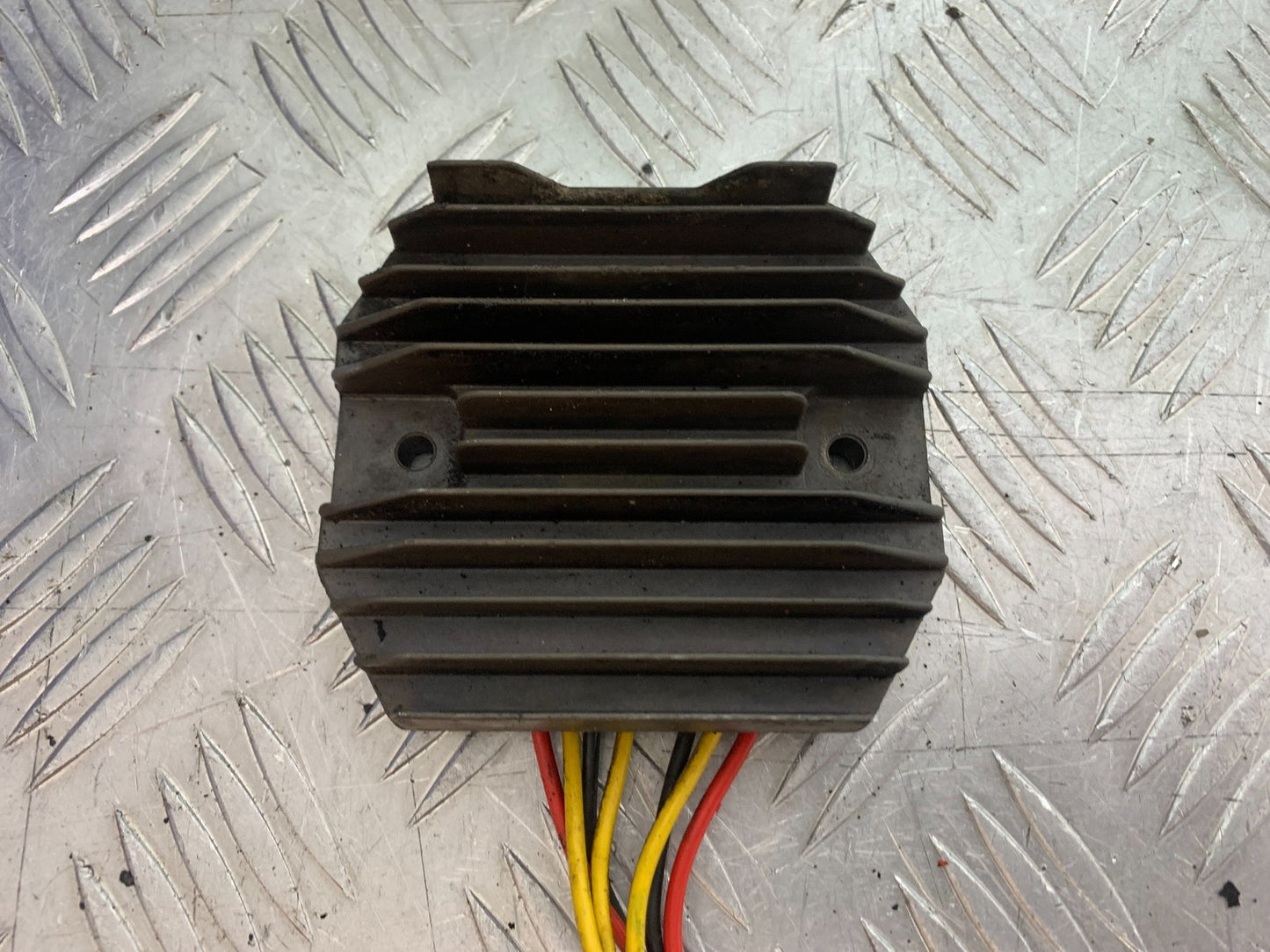 TRIUMPH 955i SPRINT ST REGULATOR  YEAR 1999-04 (CMB1230)