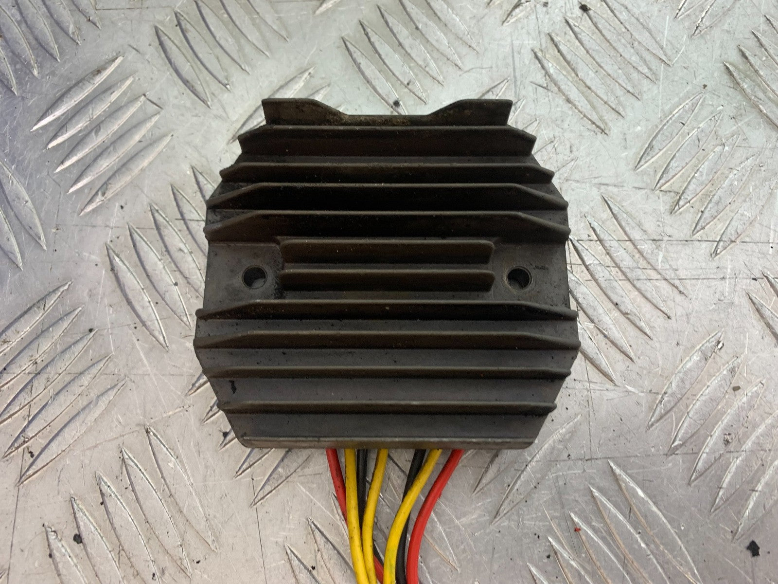 TRIUMPH 955i SPRINT ST REGULATOR  YEAR 1999-04 (CMB1230)