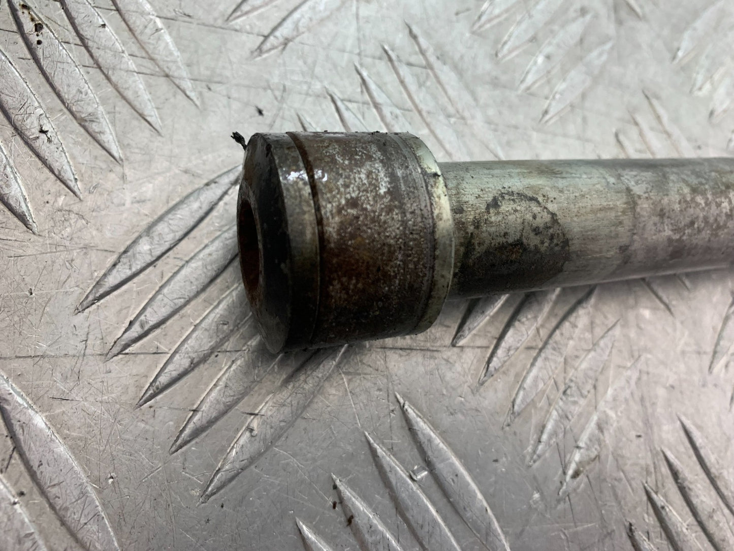 TRIUMPH TROPHY 900 FRONT WHEEL SPINDLE  YEAR 1991-95 (CMB1251)