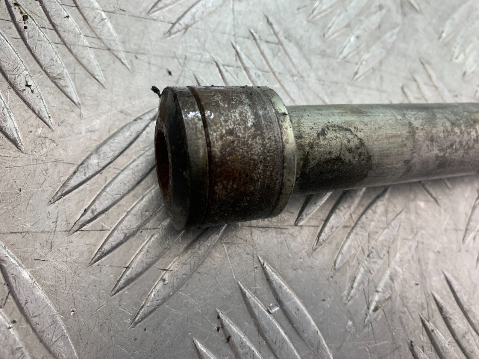 TRIUMPH TROPHY 900 FRONT WHEEL SPINDLE  YEAR 1991-95 (CMB1251)