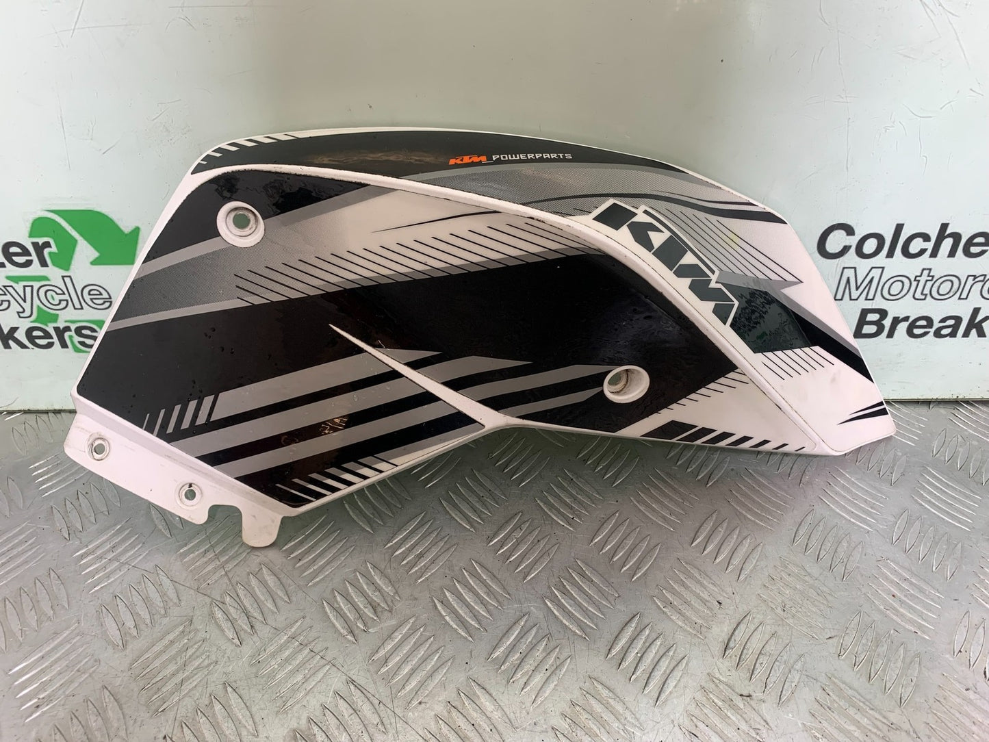 KTM 690 DUKE R LC4 RIGHT TANK PANEL YEAR 2012-2015  (CMB1180)