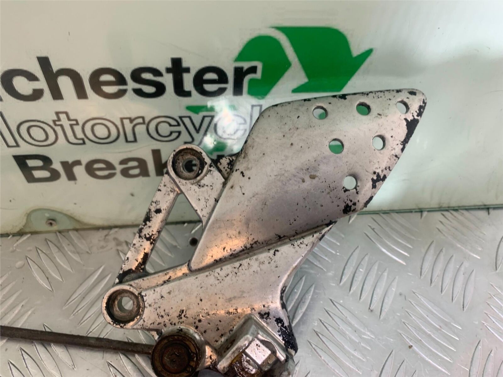 HONDA CBR125 CBR 125 FRONT LEFT HANGER   YEAR 2004-06  (CMB1040)