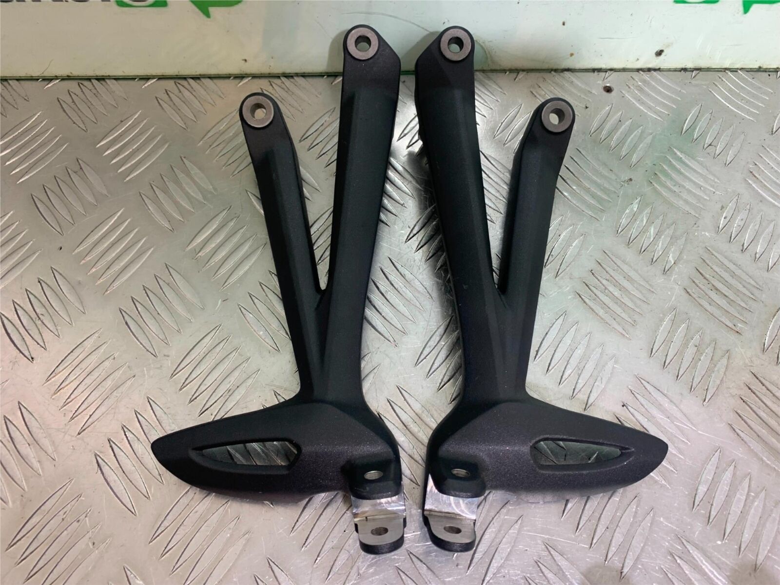 TRIUMPH 675 STREET TRIPLE REAR FOOTREST HANGERS   YEAR 2013-17 CMB1029)