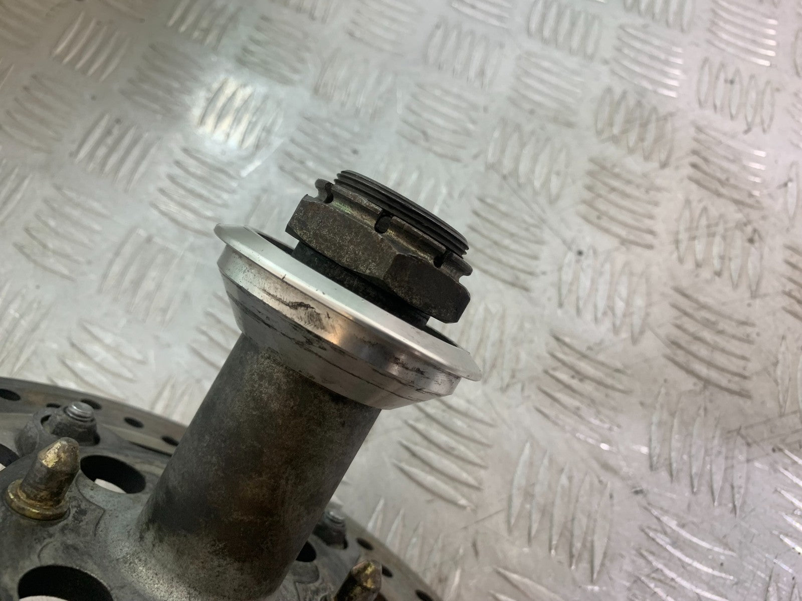 TRIUMPH 1050 SPEED TRIPLE REAR SPINDLE AND DISC   YEAR 2005-2007 (CMB1322)