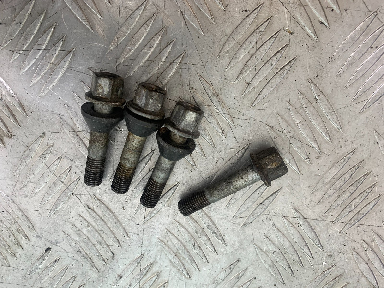 BMW R850 R R850R REAR WHEEL BOLTS   YEAR 1994-2002 (CMB1170)