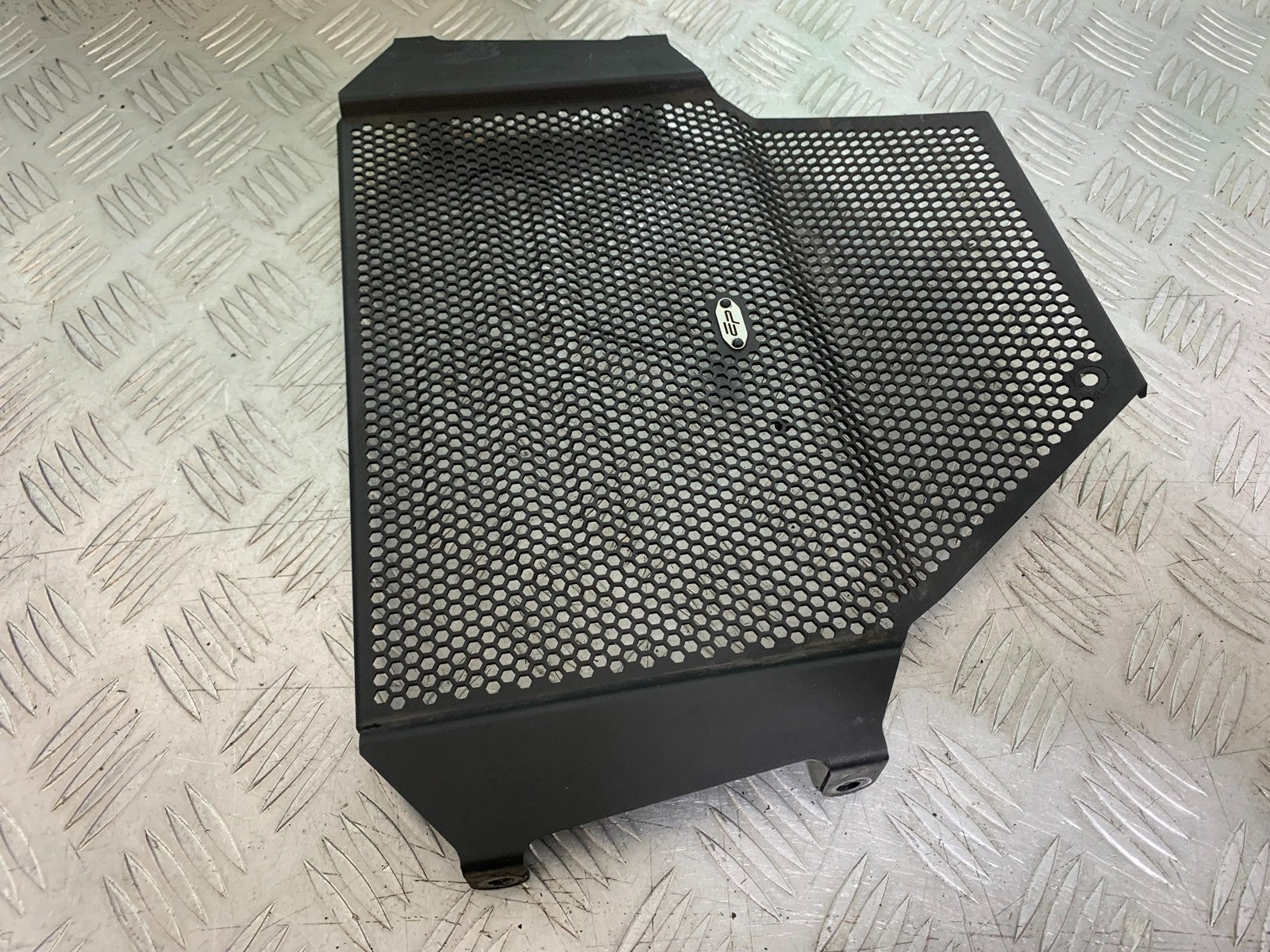TRIUMPH SPEED TRIPLE R 1050 RADIATOR GRILL   2009 (CMB1183)