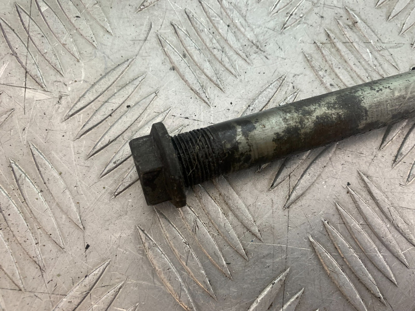 KAWASAKI ZX6R ZX6 F SWINGARM SPINDLE  YEAR 1995-1997 (CMB1169)
