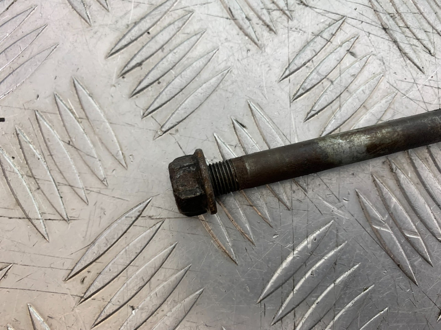 HONDA CBF125 CBF 125 REAR WHEEL SPINDLE  YEAR 2009-14 (CMB1182)