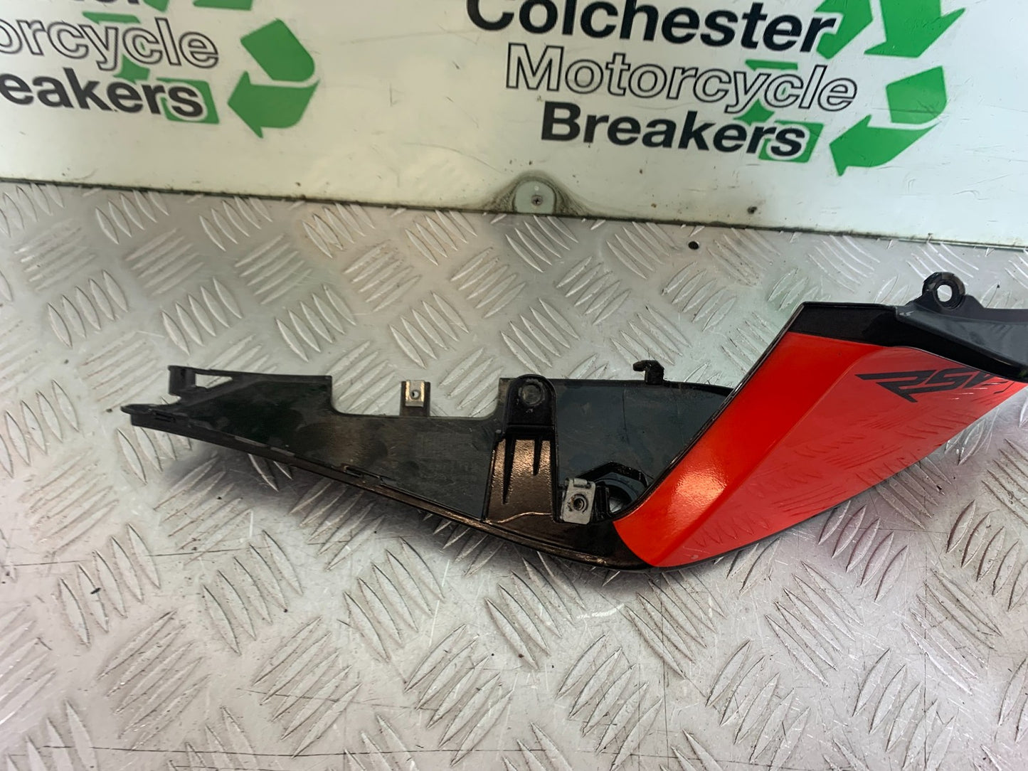 APRILIA RSV4 FACTORY LEFT SEAT PANEL  YEAR 2009-2012 (CMB1224)