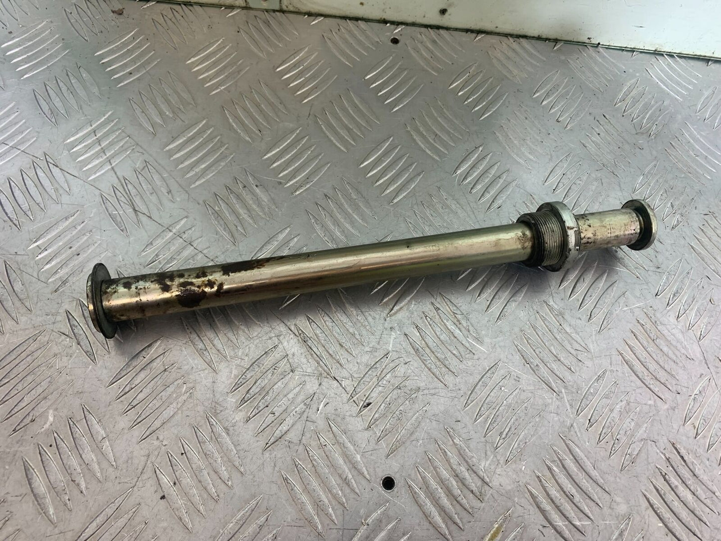 TRIUMPH 955i SPRINT ST SWINGARM SPINDLE  YEAR 1999-2004 (CMB1124)