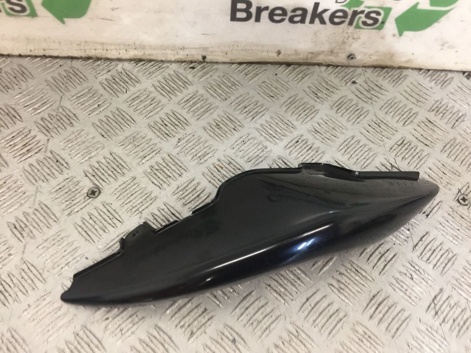 TRIUMPH 1050 SPEED TRIPLE RIGHT SEAT PANEL  YEAR 2012-2015 (STOCK 752)