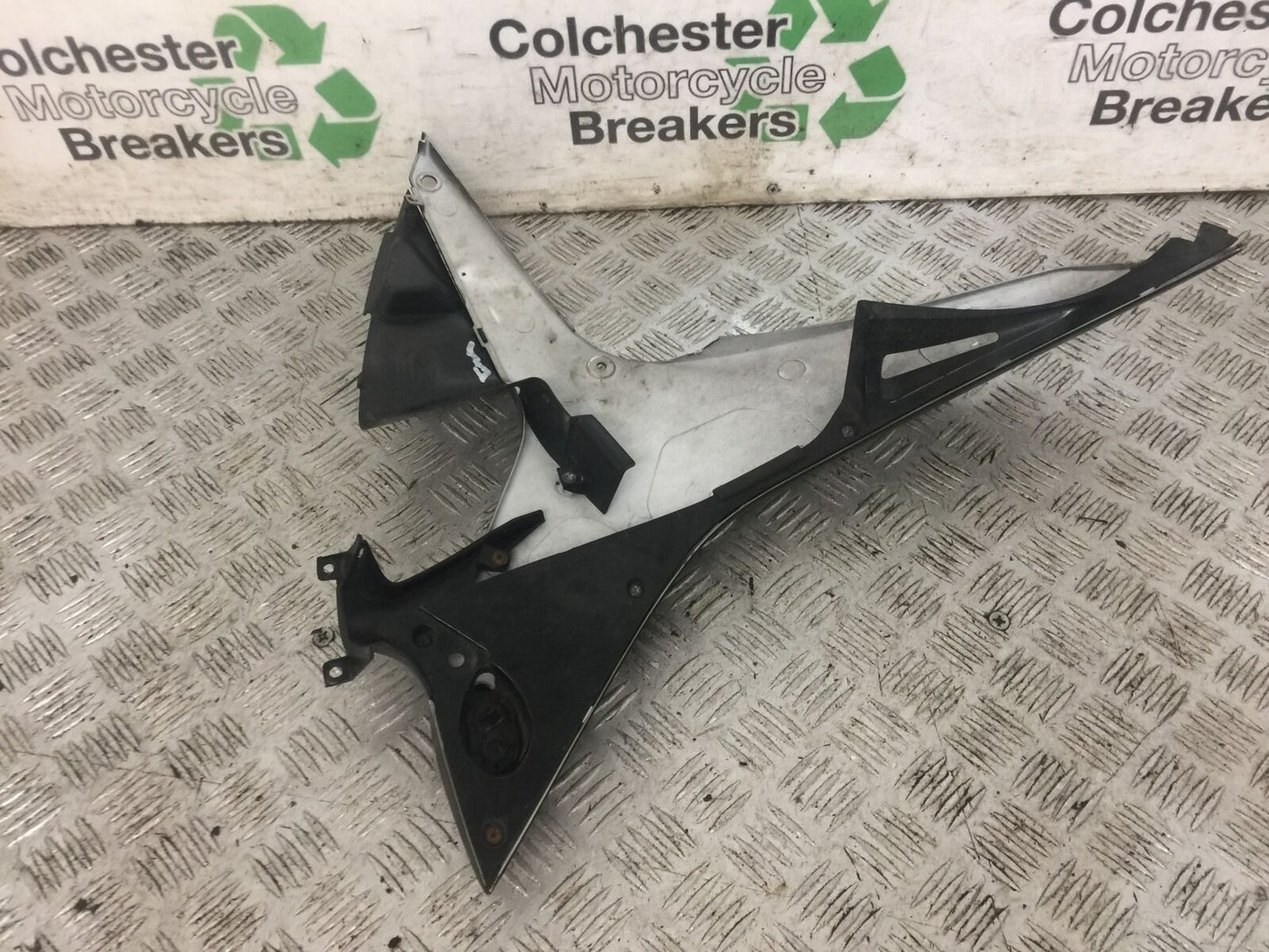HONDA CBR600 CBR 600 RR RIGHT MIDDLE FAIRING PANEL  YEAR 2009-2012 (STOCK 804)