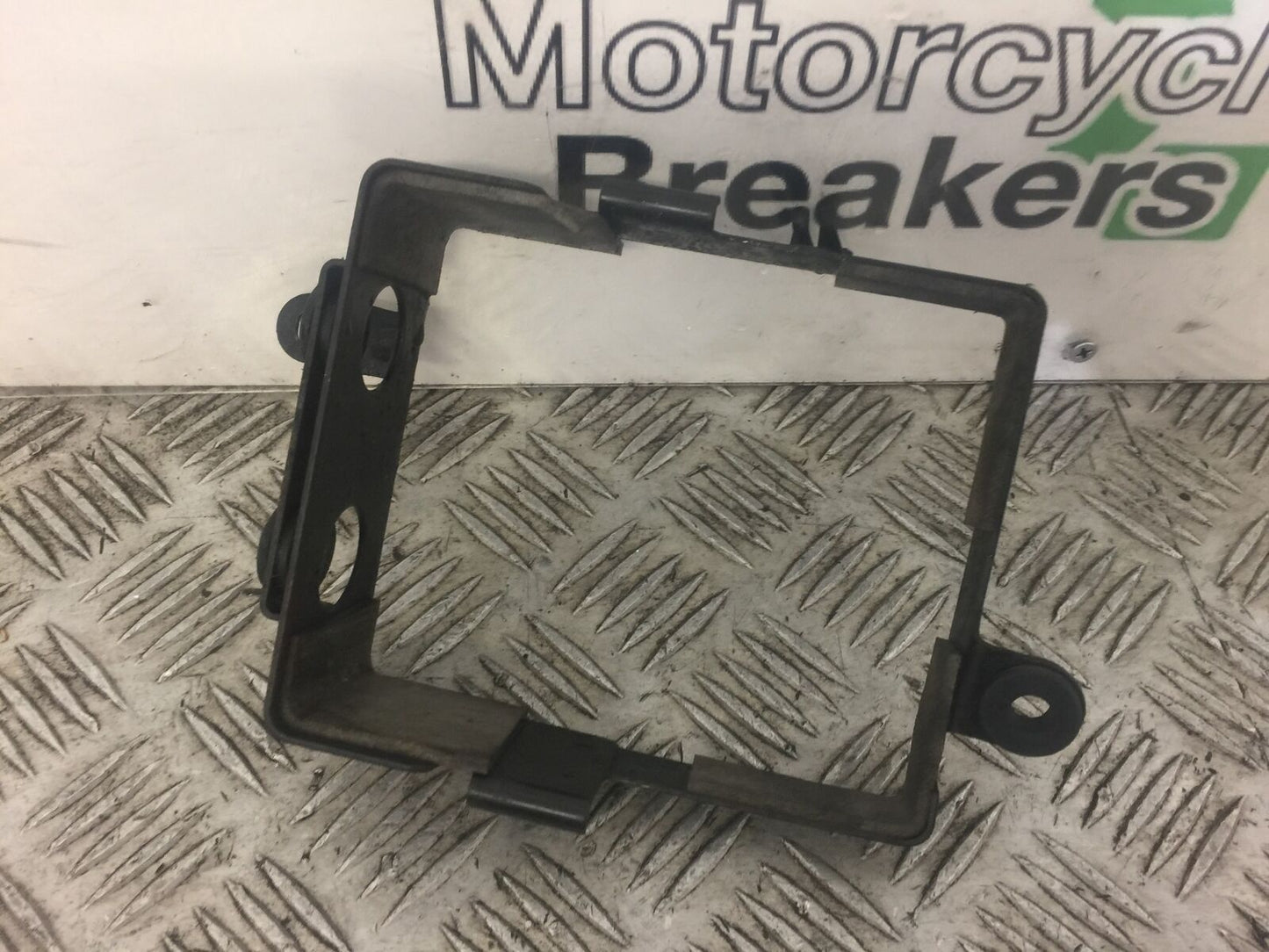 SUZUKI GZ125 GZ 125 MARAUDER BATTERY TRAY  YEAR 2002
