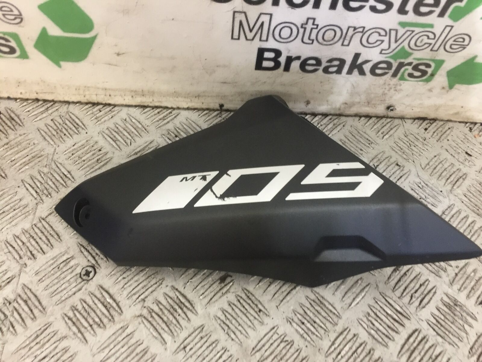 YAMAHA MT09 MT-09 RIGHT TANK PANEL  YEAR 2019 (STOCK 730)
