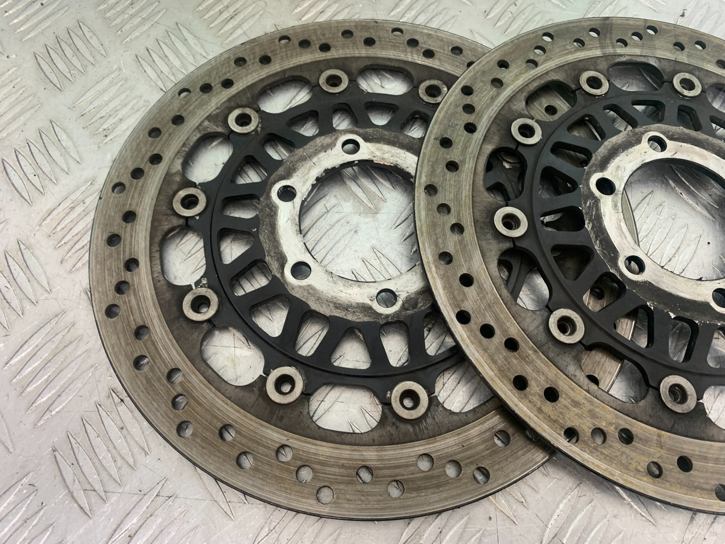 TRIUMPH 955i SPRINT ST FRONT BRAKE DISCS    1999-2004 (CMB1176)