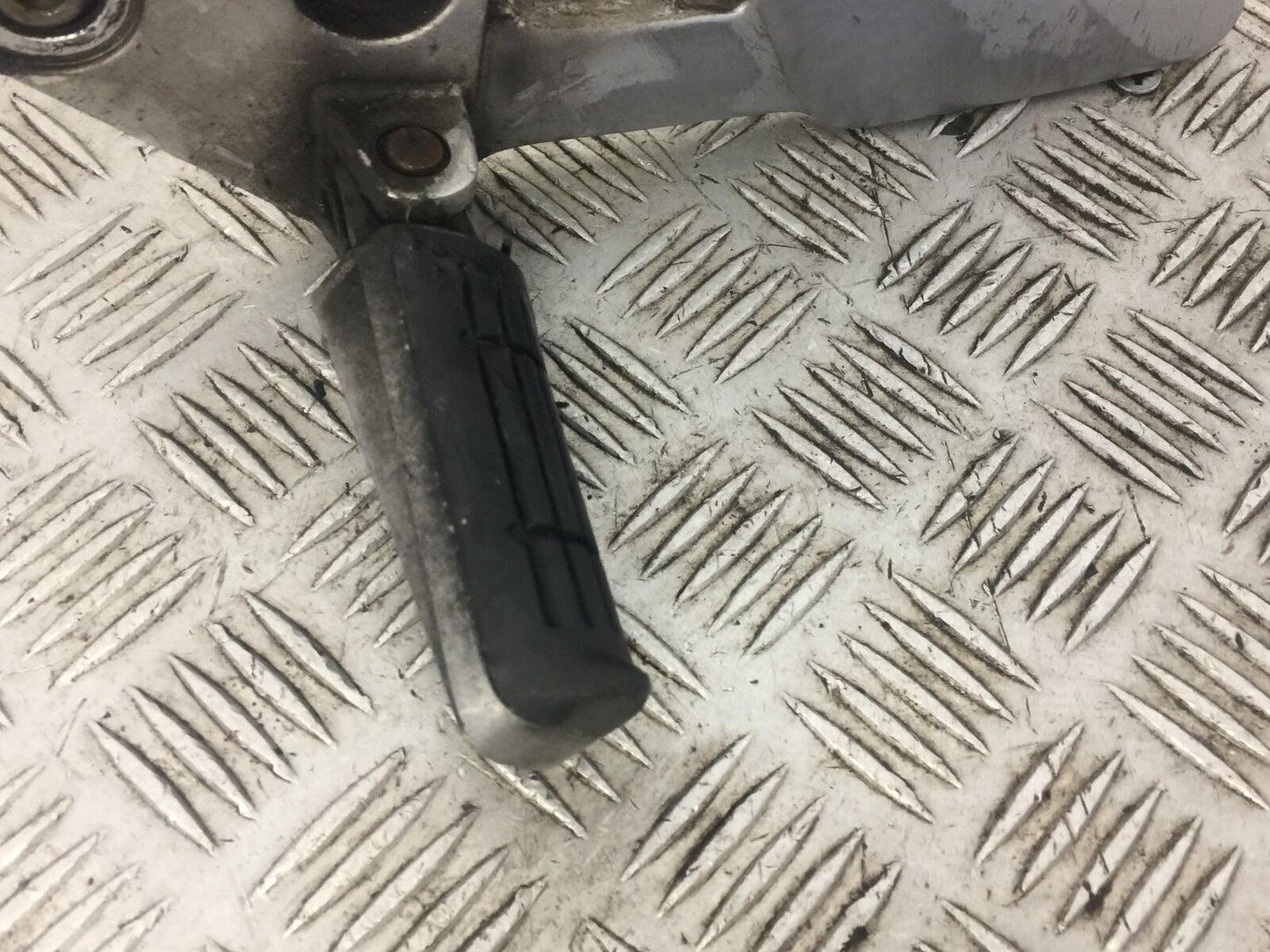 YAMAHA FZ6 LEFT HANGER AND PEG  YEAR 2005  (STOCK 589)