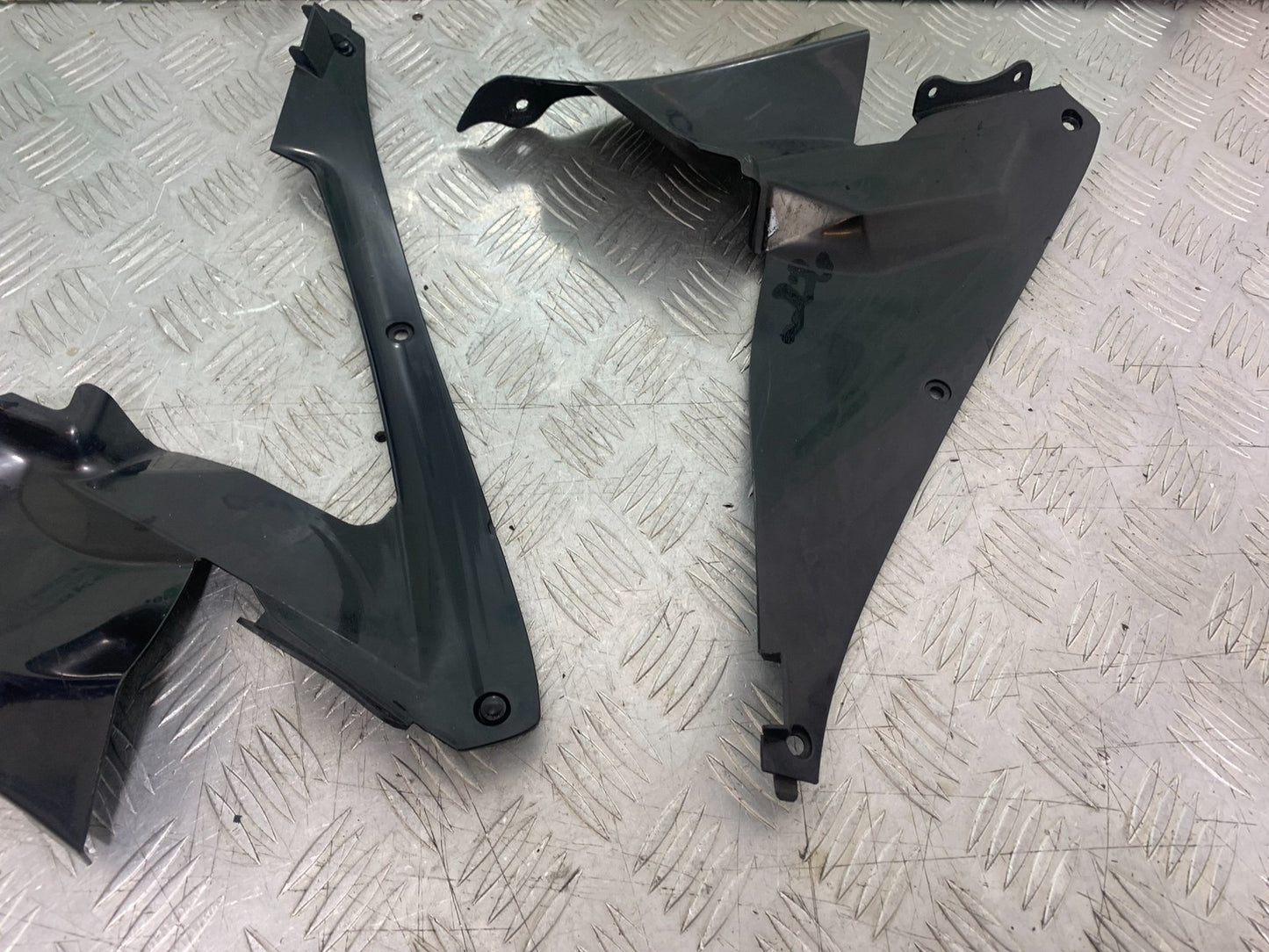 HONDA CBR1000 rr FIREBLADE LEFT AND RIGHT INNER INFILLS YEAR 2006  (CMB1220)