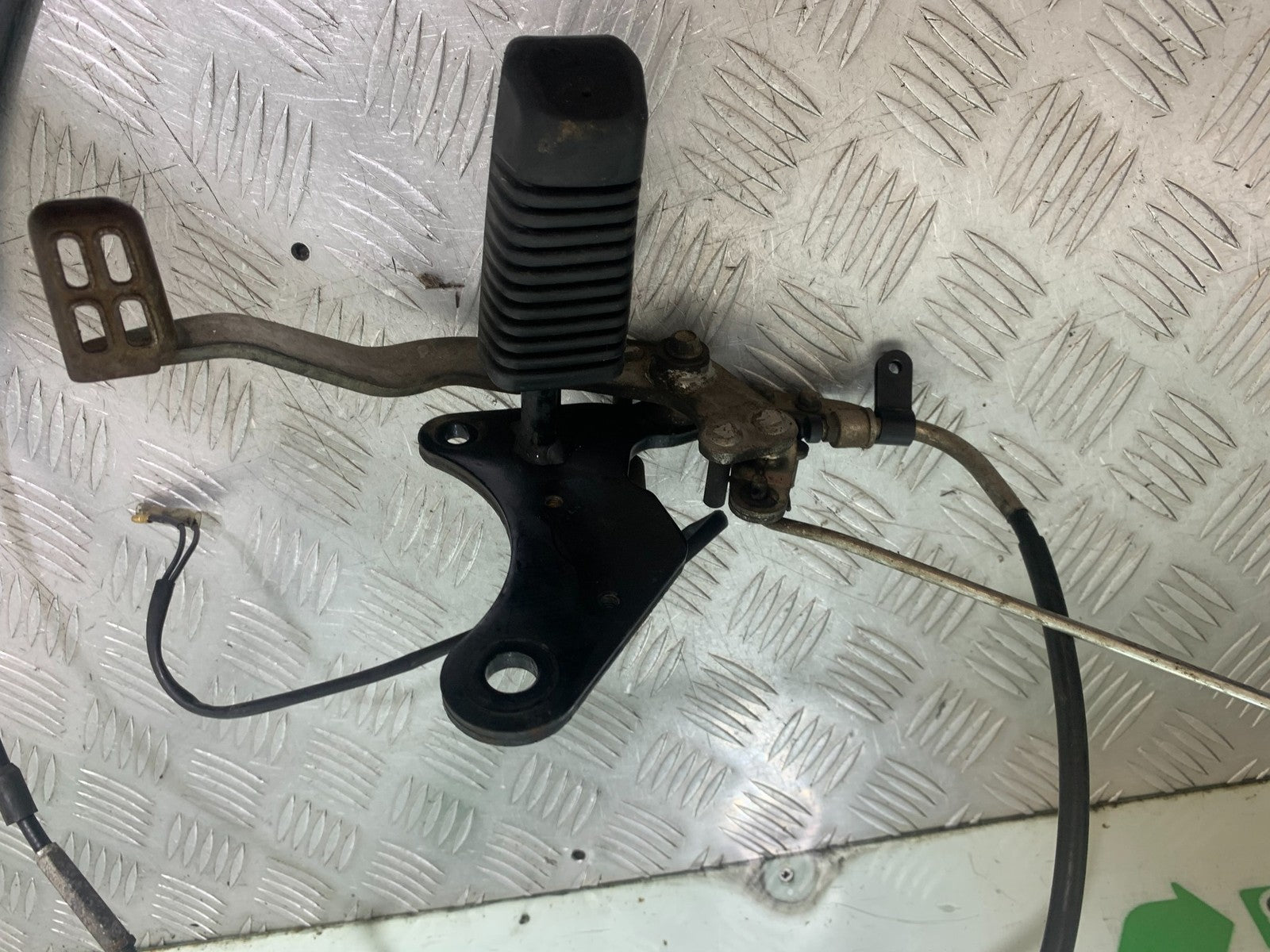 YAMAHA YS125 YS 125 RIGHT HANGER PEG AND PEDAL  YEAR 2017-2021 (CMB1321)