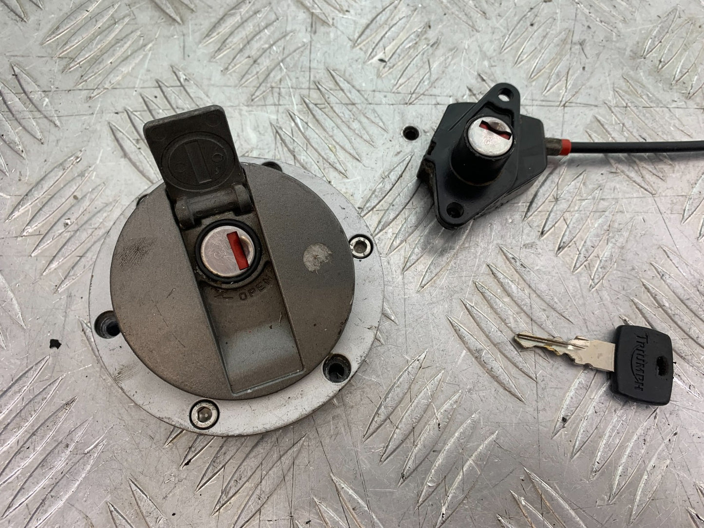 TRIUMPH 955i SPRINT ST PETROL CAP SEAT LOCK KEY  YEAR 1999-04 (CMB1230)