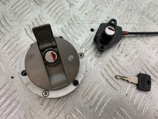 TRIUMPH 955i SPRINT ST PETROL CAP SEAT LOCK KEY  YEAR 1999-04 (CMB1230)