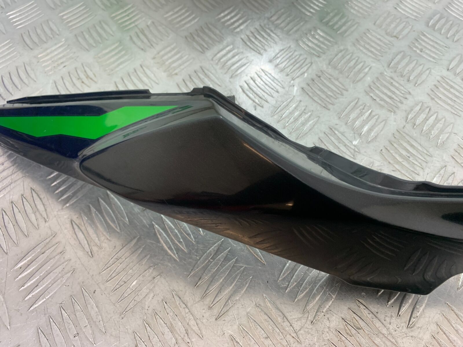 KAWASAKI Z650 ER650 KNFAN RIGHT SEAT PANEL  YEAR 2022-2024 (CMB1112)