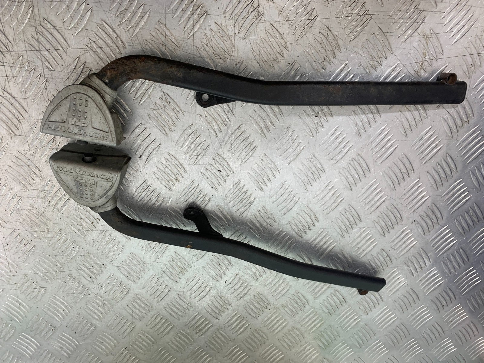 SUZUKI GSF600 GSF 600 BANDIT GIVI RACK (RAILS)  2000-2004 (CMB1269)