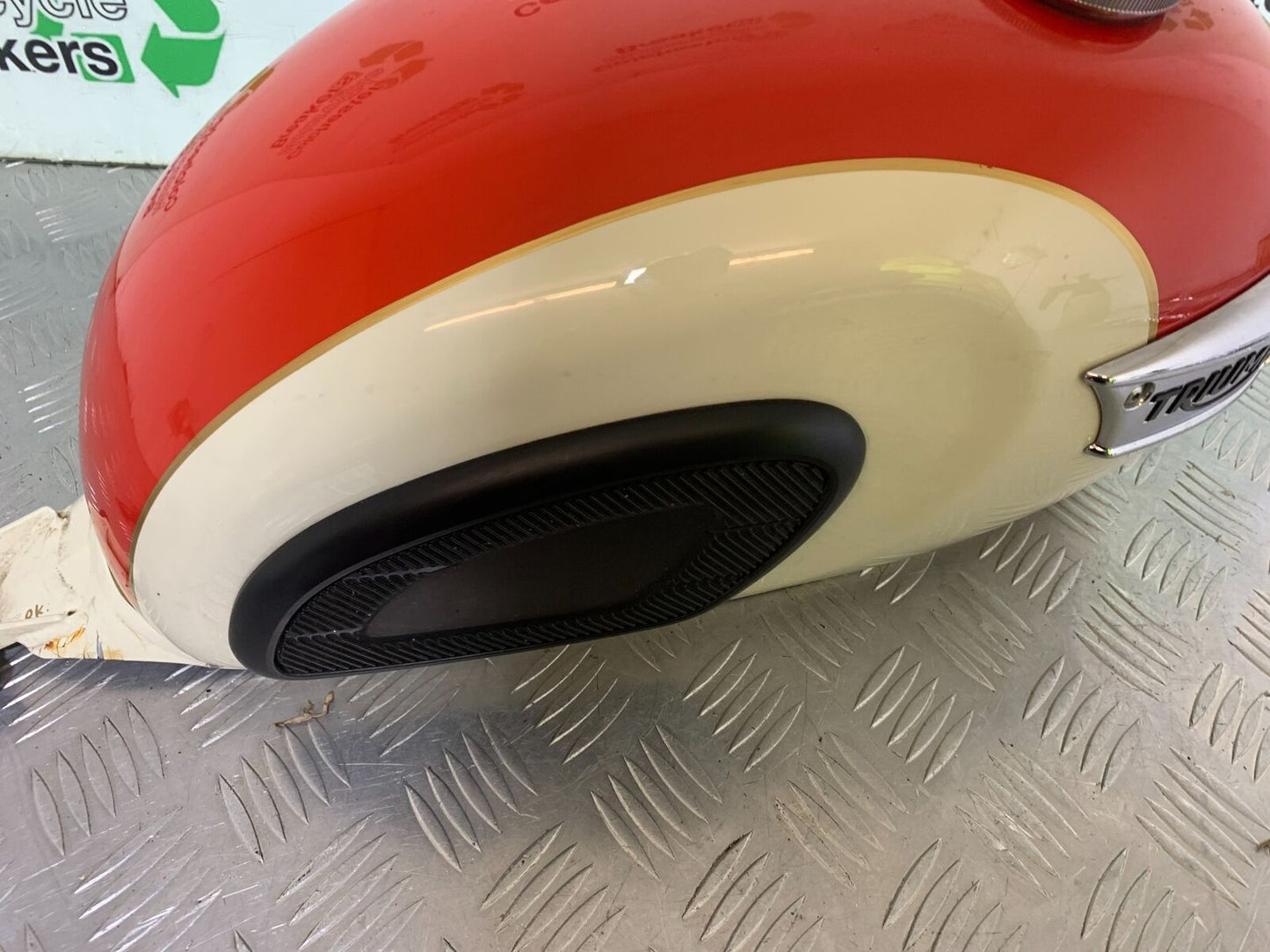 TRIUMPH BONNEVILLE T100 PETROL TANK  YEAR 2017-2021 (CMB1084)