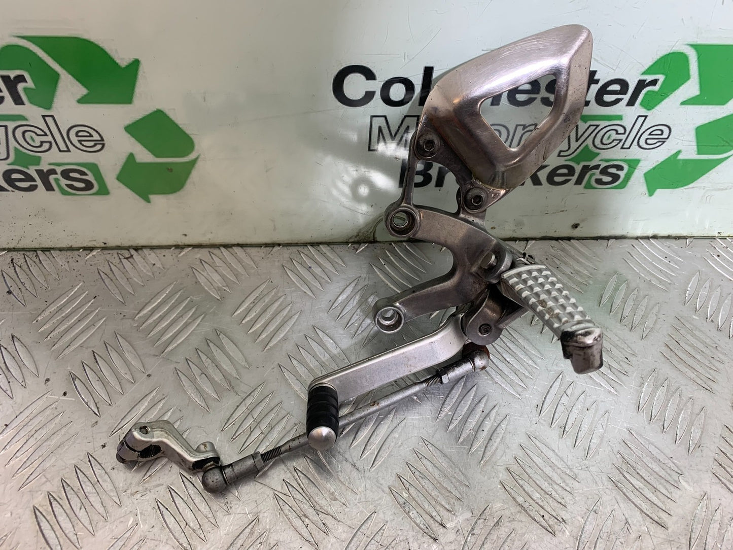 TRIUMPH SPEED TRIPLE R 1050 FRONT LEFT HANGER COMPLETE   2009 (CMB1183)
