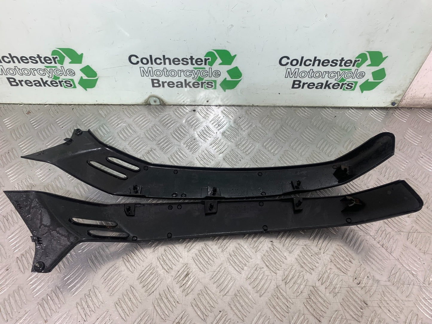 PIAGGIO VESPA GTS 125 LEFT & RIGHT LOWER INFILLS YEAR 2009-14  (CMB1261)