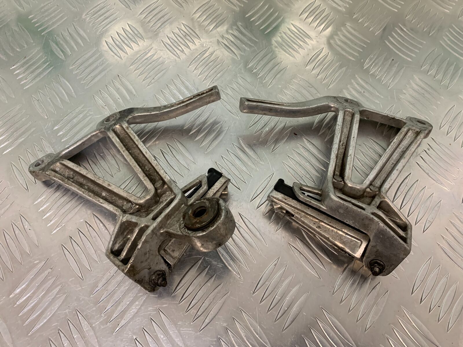 YAMAHA FZS600 FAZER 600 REAR HANGERS AND PEGS  YEAR 1998-2001 (STOCK 958)