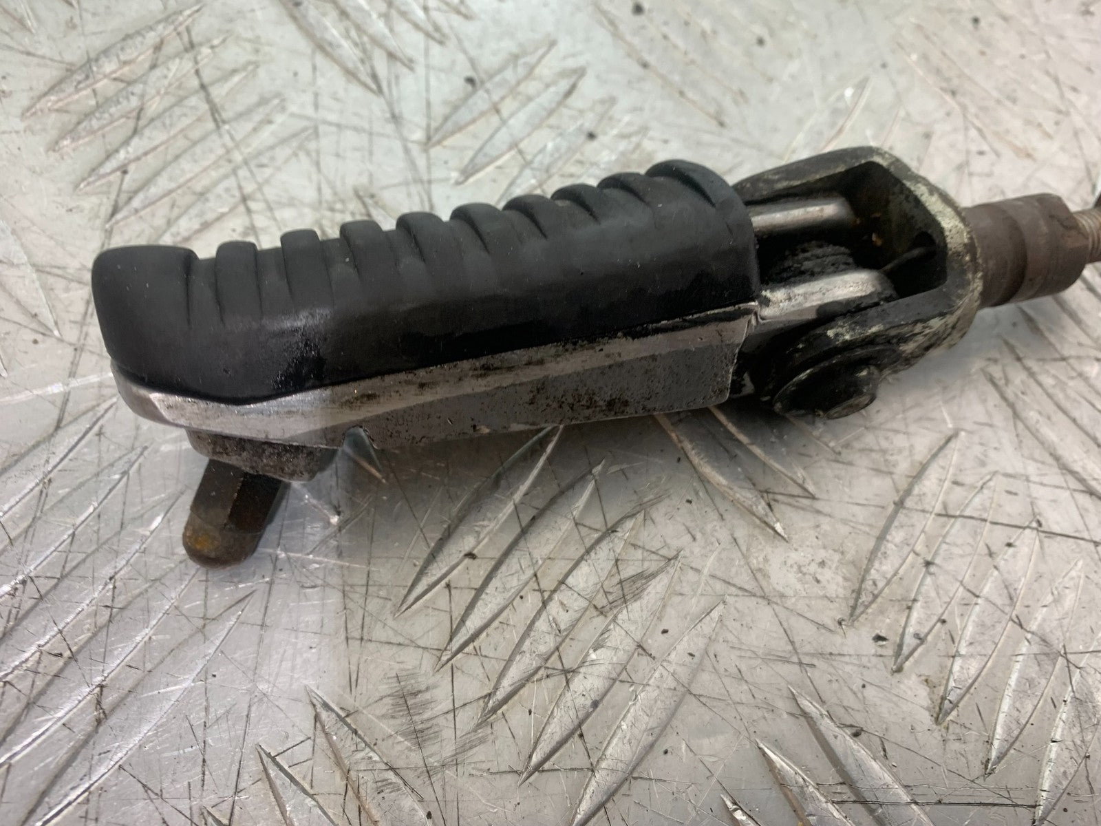 KAWASAKI 650 VERSYS FRONT LEFT FOOTPEG YEAR 2015-2018 (CMB1288)