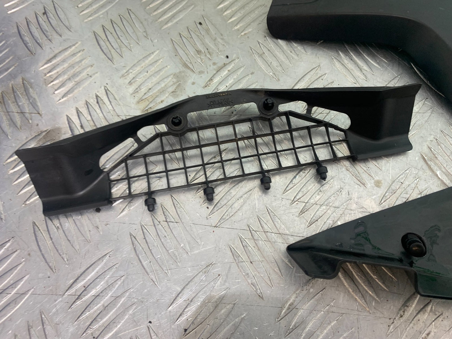 HONDA CBR1000 rr FIREBLADE BOTTOM INFILL PANELS  YEAR 2006 (CMB1220)