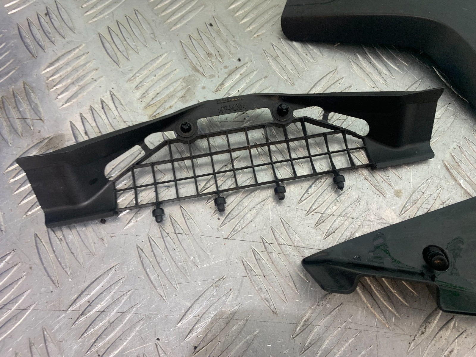 HONDA CBR1000 rr FIREBLADE BOTTOM INFILL PANELS  YEAR 2006 (CMB1220)