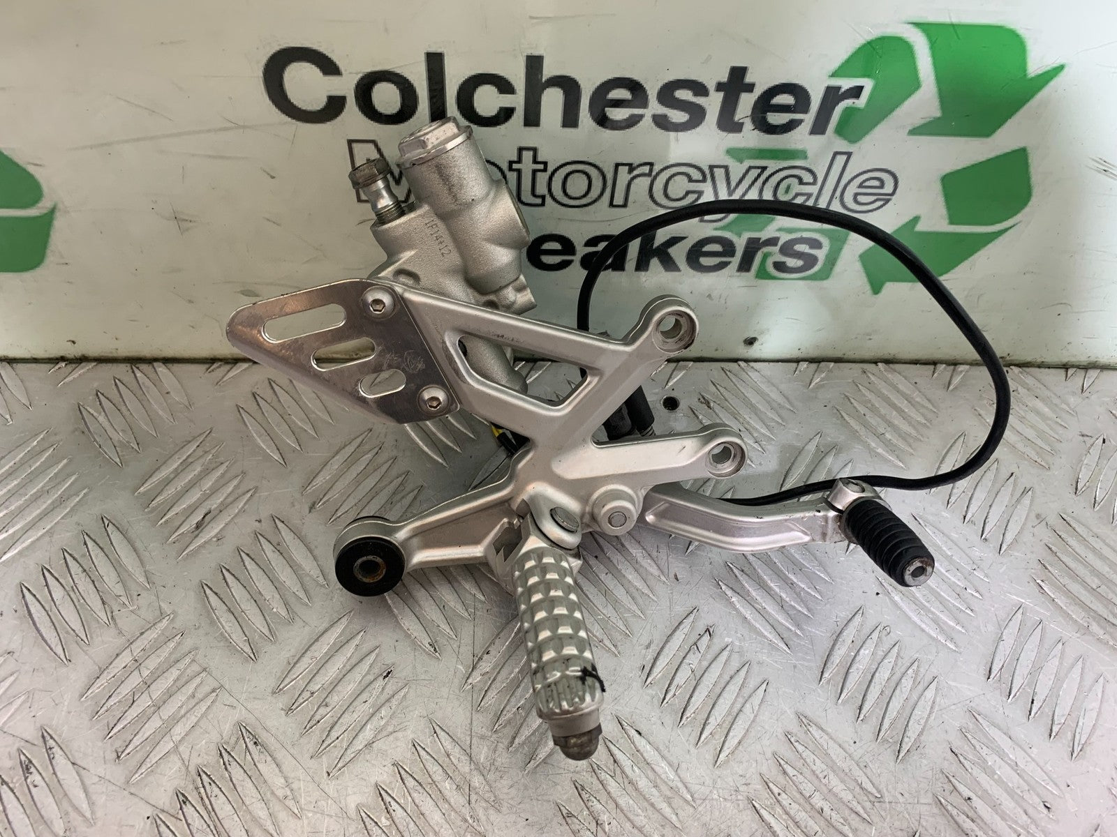 APRILIA TUONO 1000 V4R FRONT RIGHT HANGER   YEAR 2011-13  (CMB1316)