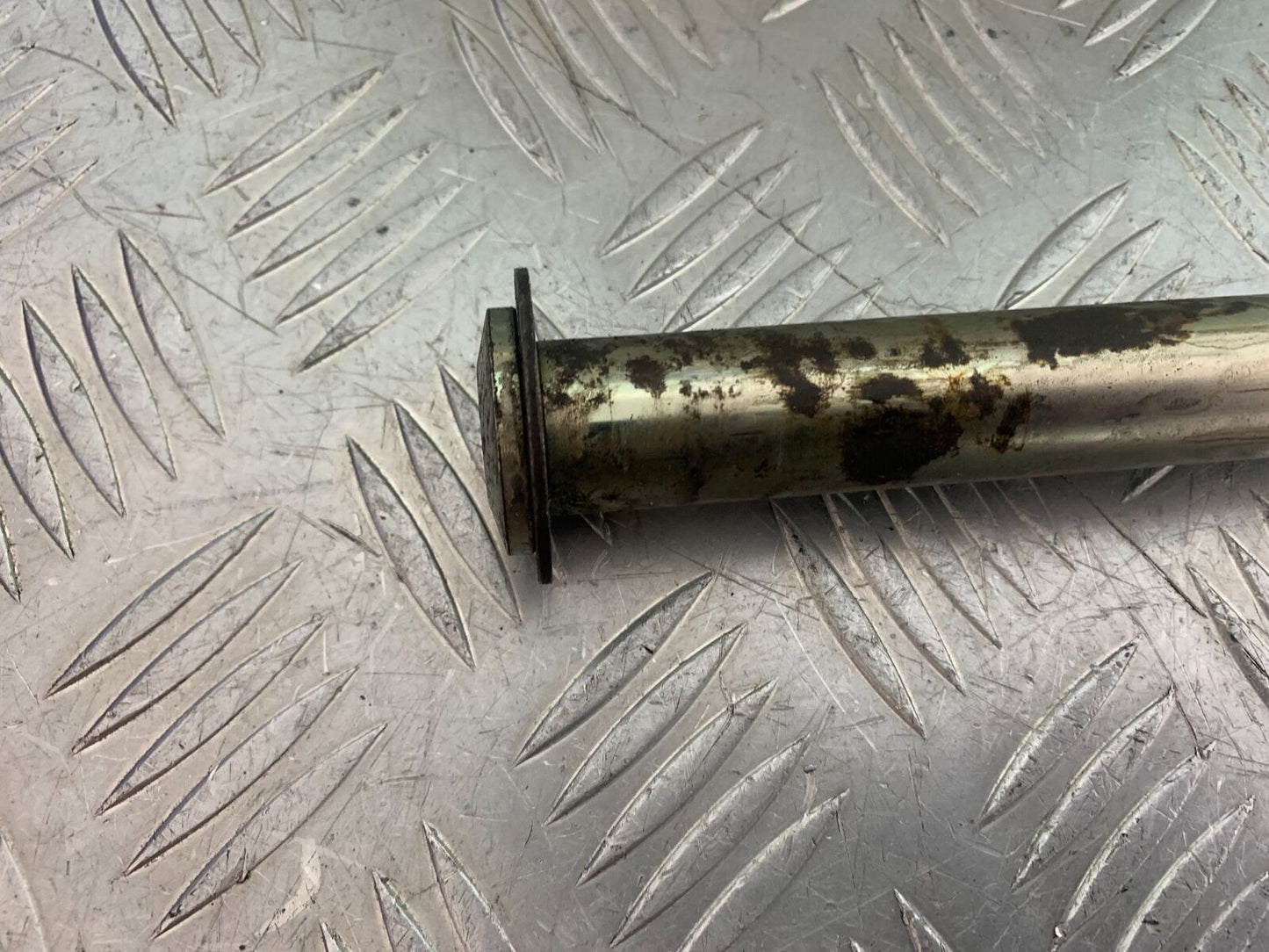 TRIUMPH 955i SPRINT ST SWINGARM SPINDLE  YEAR 1999-2004 (CMB1124)
